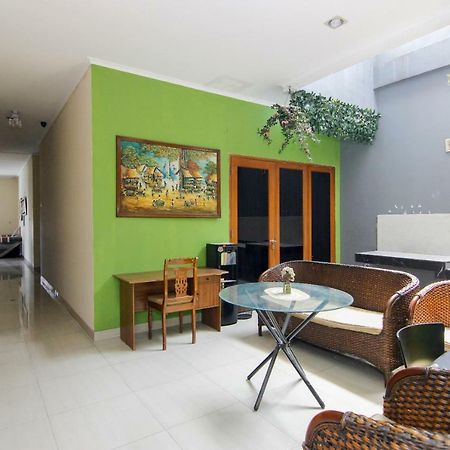 Reddoorz Near Kemang Square Hotel Jakarta Eksteriør billede